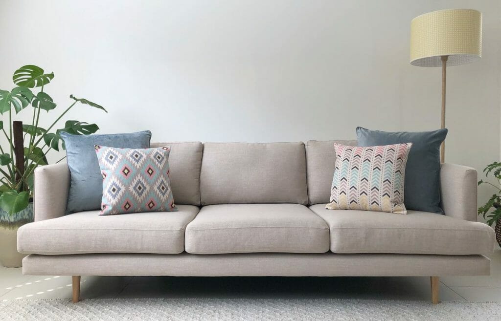 This pastel cushions adds character and a pop of colour in this warm and inviting sofa.