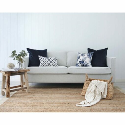 Minimalist yet elegant living room in Hamptons blue colours