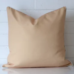 Charming outdoor cushion cover in a stylish large size with beige colouring.