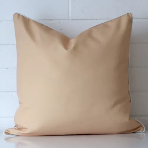 Charming outdoor cushion cover in a stylish large size with beige colouring.