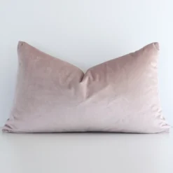 A gorgeous velvet rectangle cushion in dusty pink. It has an eye-catching solid colour design.