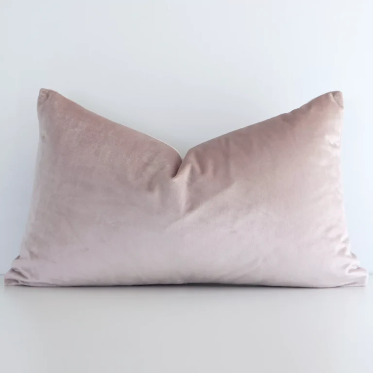A gorgeous velvet rectangle cushion in dusty pink. It has an eye-catching solid colour design.