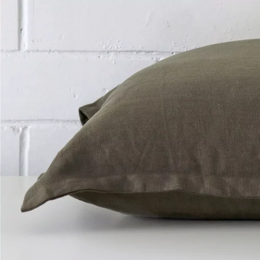 Lateral angle image of a linen large cushion.