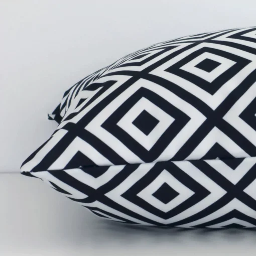 Lateral view of front and back panels of this geometric outdoor cushion cover in a square size and with black-and-white colouring.